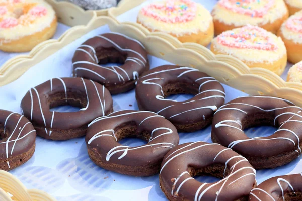 Viele leckere Schokoladen-Donuts — Stockfoto