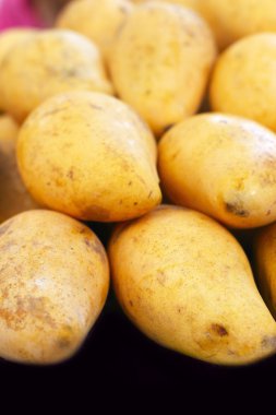 Markette olgun mango