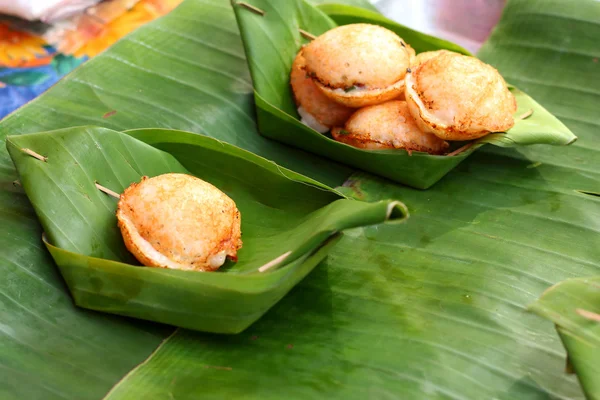 Mleko kokosowe Wymieszać cukier i mąkę. -rodzaju tajski cukierek — Zdjęcie stockowe