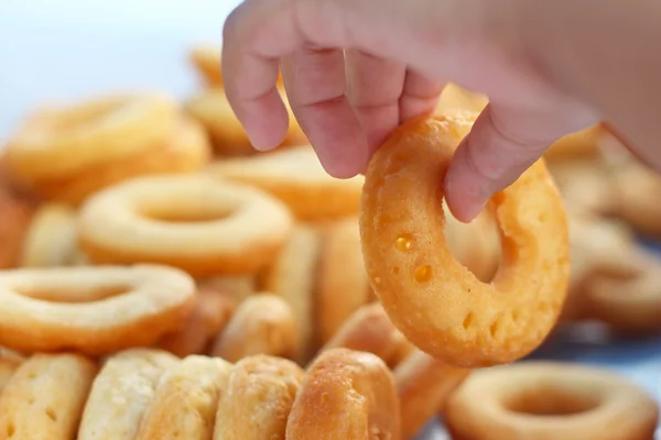 çocuklar el yapımı çörek kızarmış