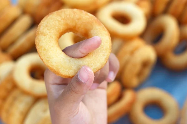 Making donut gebakken in kinderen hand — Stockfoto