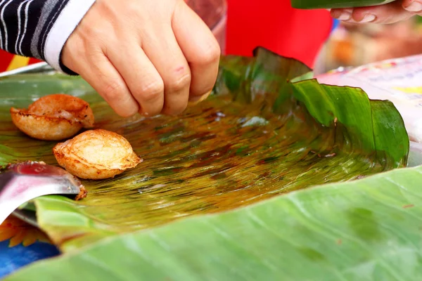 Kokosmilch vermischen Zucker und Mehl. - Art von thailändischem Süßfleisch — Stockfoto