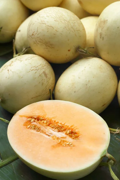 Gul cantaloupe - Asien frukt i marknaden黄色的哈密瓜-亚洲水果在市场上 — Stockfoto