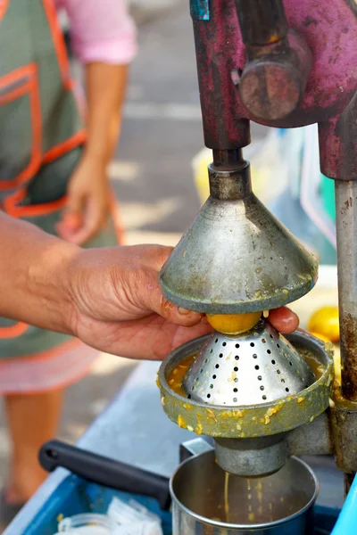 Haciendo el mercado del jugo de naranja . —  Fotos de Stock