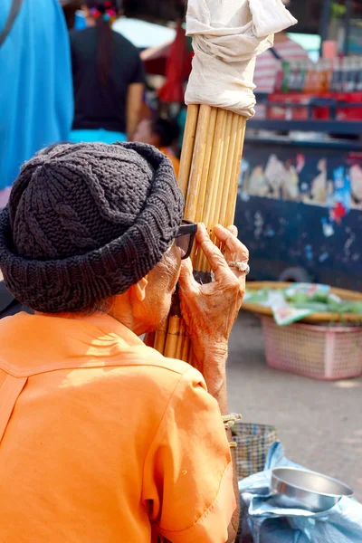 Man muzikale thailand om geld te blazen — Stockfoto