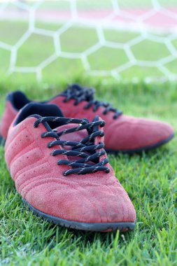 bir stadyumda Kırmızı Ayakkabı yeşil çimen. 