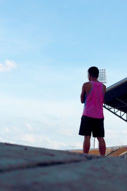 stadyum yanındaki adam egzersiz