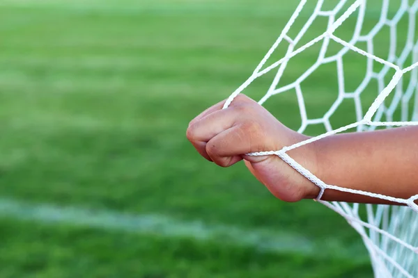 Doel voetbal - voetbal netten in de hand — Stockfoto