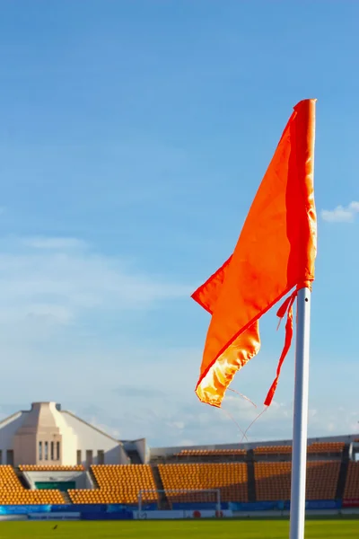 オレンジ色のフラグ フットボール競技場 — ストック写真