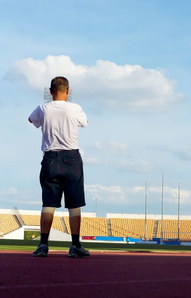 Ćwiczenia człowiek obok stadionu — Zdjęcie stockowe
