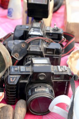 pazarda eski fotoğraf makineleri