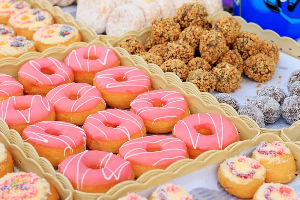 Viel Donut Erdbeermarmelade — Stockfoto