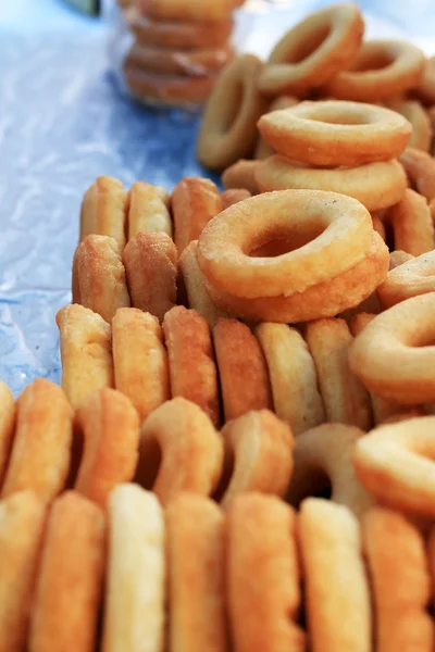 Жареные пончики на рынке — стоковое фото