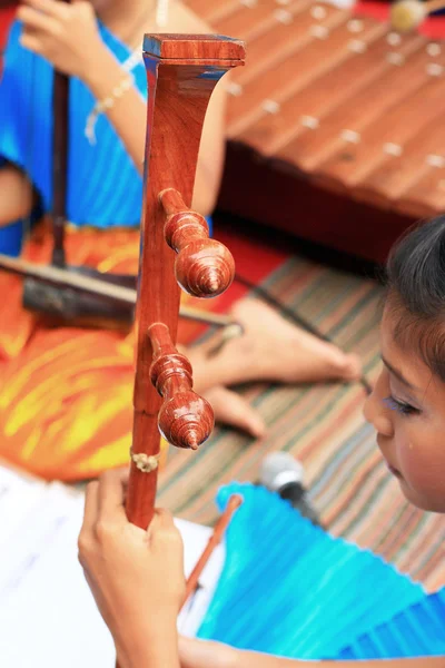 Une fille joue d'un instrument de musique thaïlandais local . — Photo