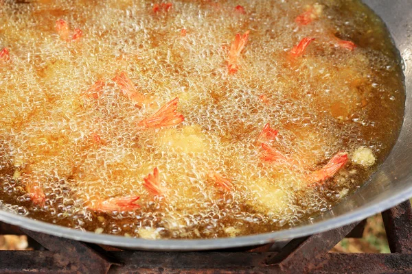Японская кухня - Tempura креветки жареные в кастрюле . — стоковое фото