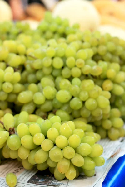 Uvas frescas en el mercado — Foto de Stock