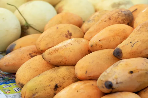 Rijpe mango op de markt — Stockfoto