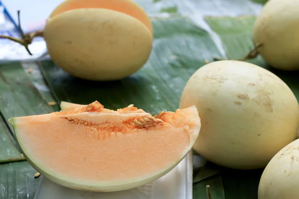 Gul cantaloupe - Asien frukt i marknaden黄色的哈密瓜-亚洲水果在市场上 — Stockfoto