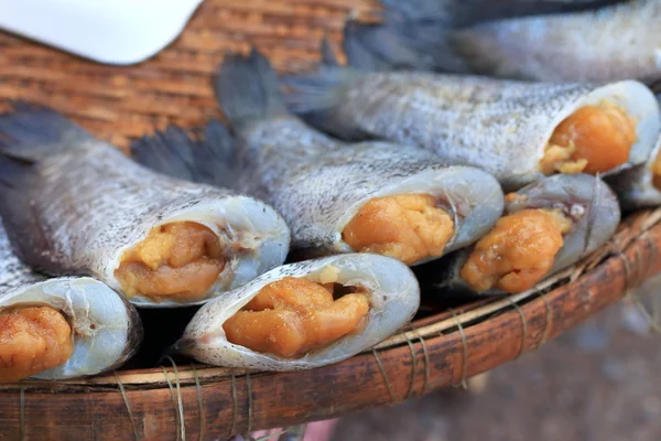 Pescado fresco en el mercado. — Foto de Stock