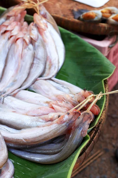 Ikan segar di pasar. — Stok Foto