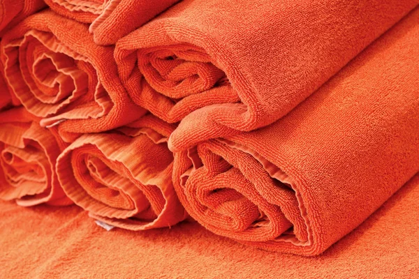 Muitas toalhas de laranja junto à piscina . — Fotografia de Stock