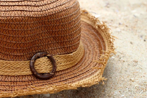 Primo piano di cappelli di paglia sulla sabbia — Foto Stock