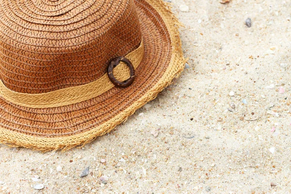 Gros plan des chapeaux de paille sur le sable — Photo