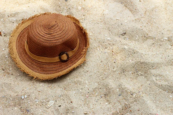 Закрыть соломенные люки на песке — стоковое фото
