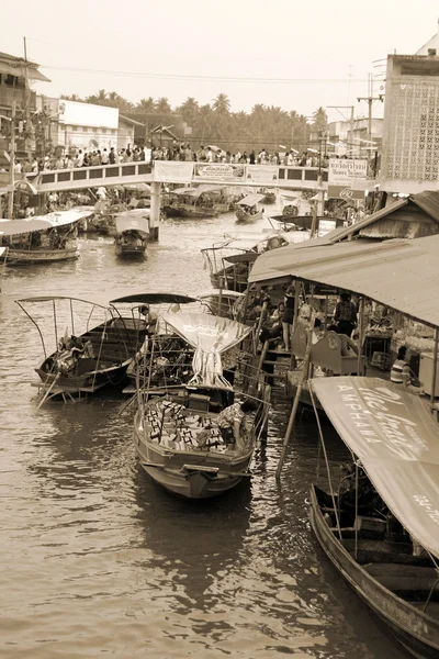 Amphawa drijvende leven, 16 april 2014. — Stockfoto