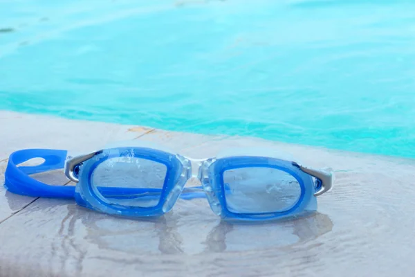 Schwimmbrille neben dem Pool. — Stockfoto