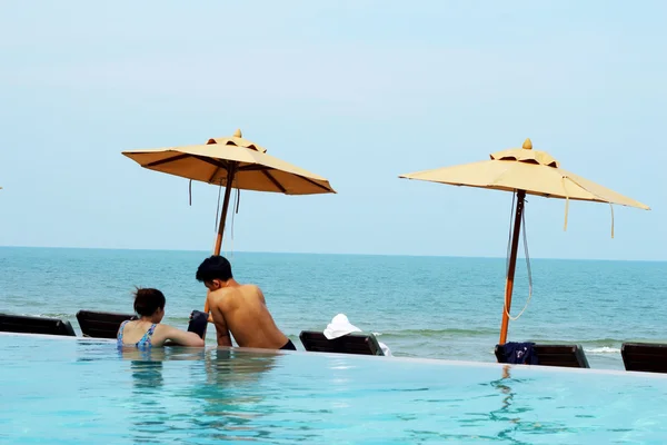 Mujeres y hombres piscina cerca del mar en la naturaleza . — Foto de Stock