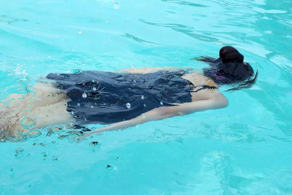 수영장에서 수영하는 소녀. — 스톡 사진