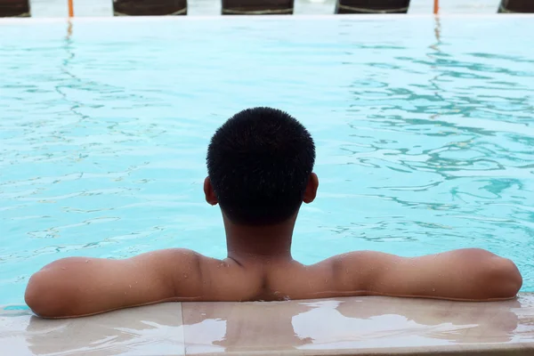 Giovane ragazzo nuotare in piscina. — Foto Stock