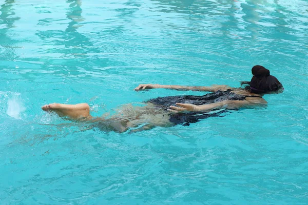 Mädchen schwimmt im Pool — Stockfoto