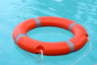 Yüzük şamandıra yüzme havuzunda.