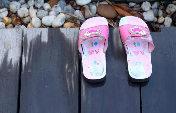 Scarpe rosa per bambini in piscina . — Foto Stock
