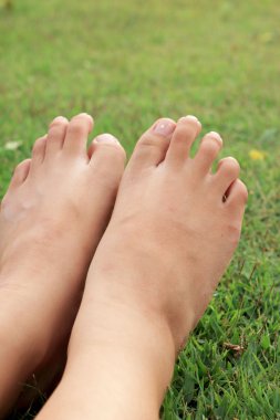 yeşil çim üzerinde yalınayak.