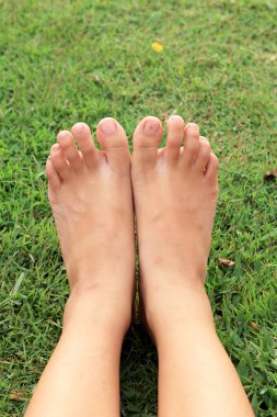 yeşil çim üzerinde yalınayak.