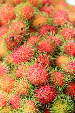 tatlı meyve rambutan piyasada