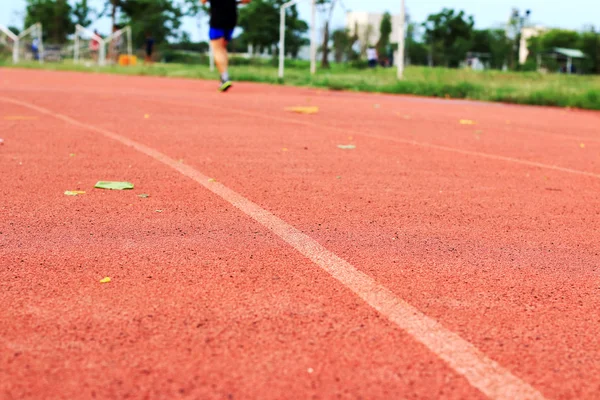 Kolejny jogging na torze sportu — Zdjęcie stockowe