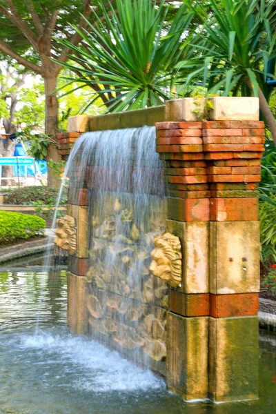 Felsen Wasserfall Garten Dekor — Stockfoto