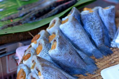 Pazarda taze balık.