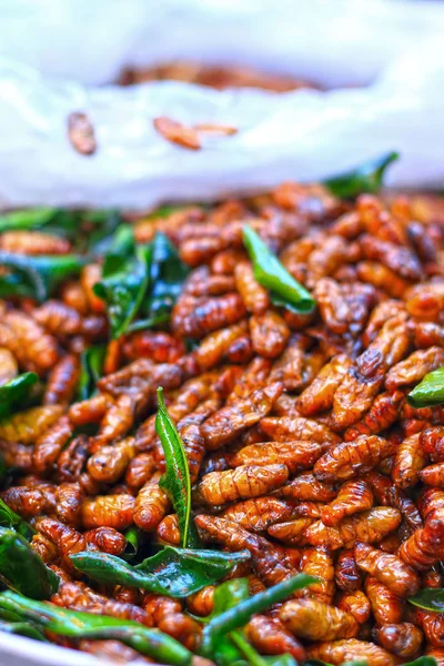 Gusanos de seda fritos en el mercado —  Fotos de Stock