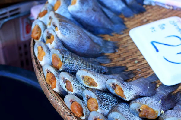 Verse vis op de markt. — Stockfoto