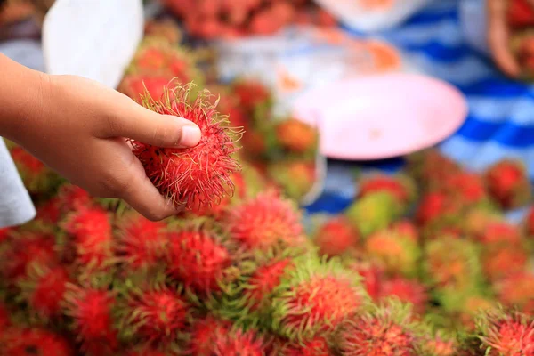 在市场中的甜的水果红毛丹 — 图库照片