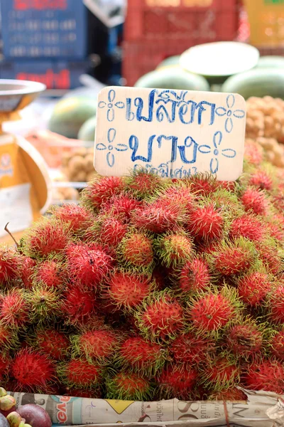 Rambután de frutas dulces en el mercado — Foto de Stock