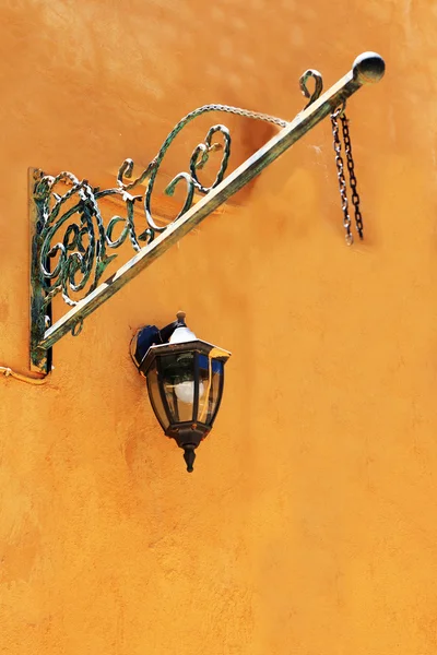 Lampe an einer orangen Wand — Stockfoto