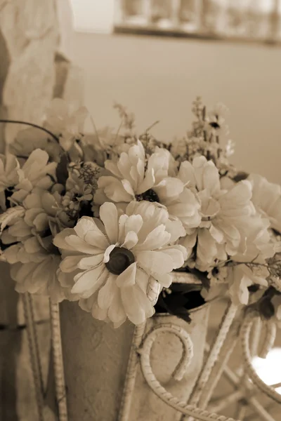 Vackra mängd konstgjorda blommor — Stockfoto