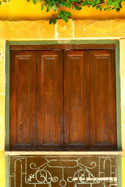 Braune Vintage-Fenster und Backsteinmauer — Stockfoto