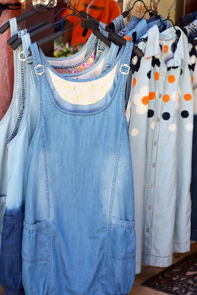 Loja camisas colorido tecido pendurado em um rack . — Fotografia de Stock